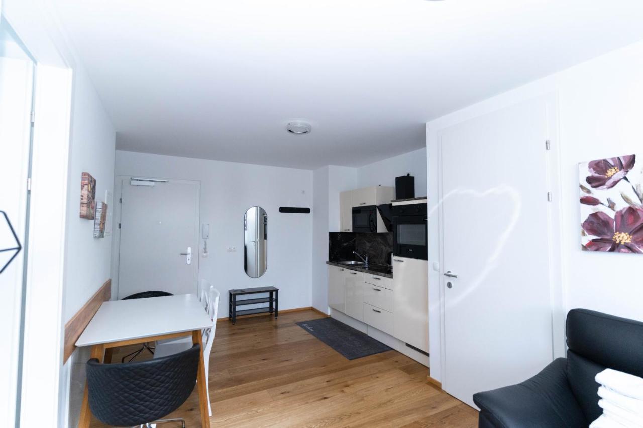 Modern Apartment With Tiny Garden Near City Center Wien Exteriör bild