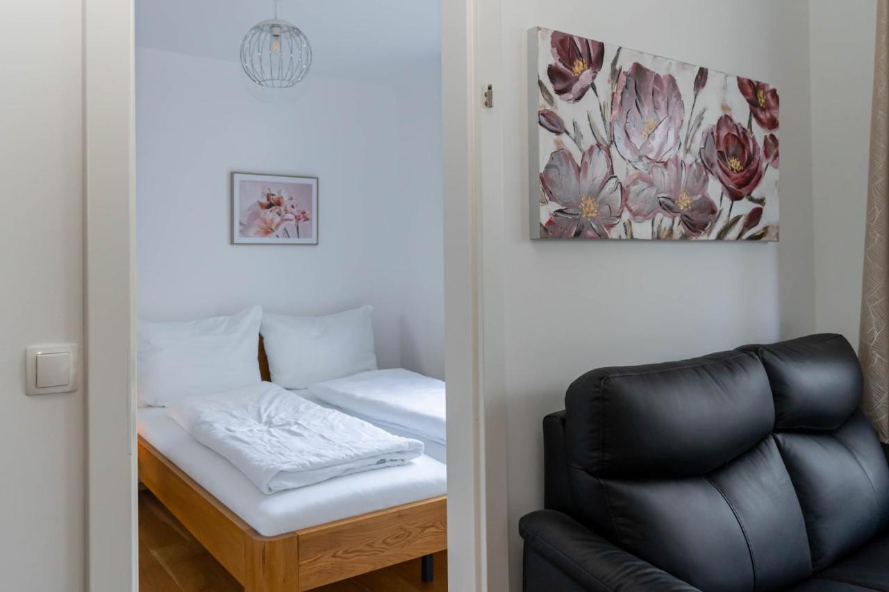 Modern Apartment With Tiny Garden Near City Center Wien Exteriör bild